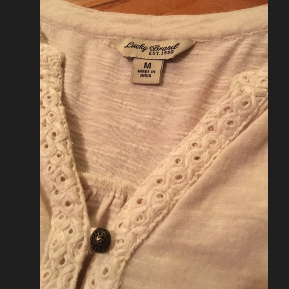 Like new Lucky brand creme lace trim tee - M